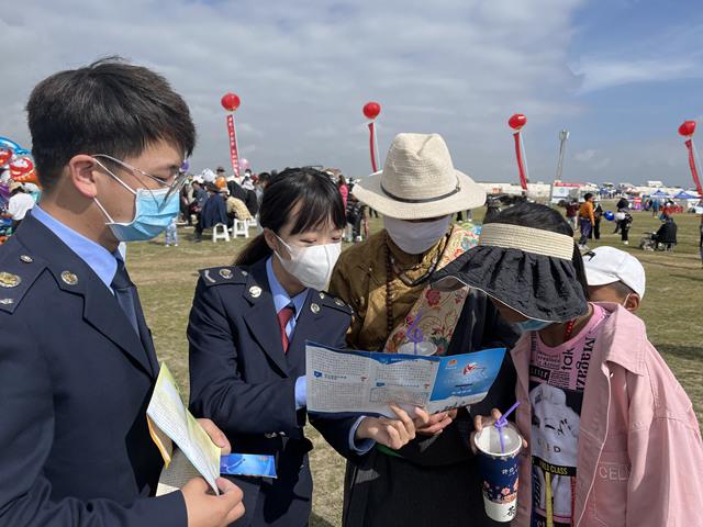 宣傳小分隊向牧民游客講解政策。天峻縣委宣傳部供圖