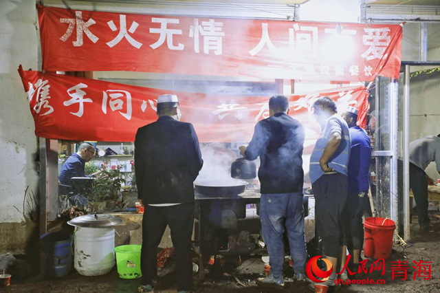 愛心餐點上熱騰騰的牛肉面即將出鍋。人民網(wǎng) 張皓芃攝