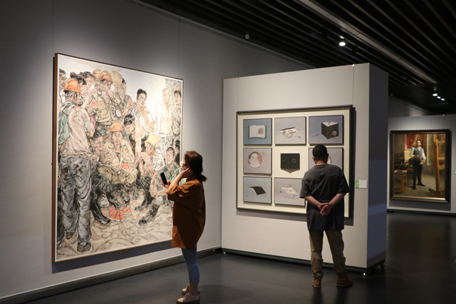 市民觀看美展。青海省文學藝術界聯(lián)合會供圖