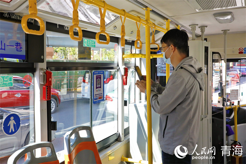 9月5日，西寧市一公交車上乘客掃碼乘車。人民網(wǎng) 張皓芃攝