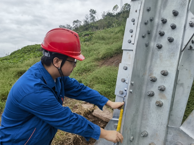 國網(wǎng)青海省電力公司員工在白鶴灘±800千伏輸電線路工程（川3標）進行質量檢查。楊成輝攝