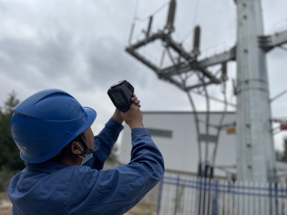 國網海東供電公司輸配電運檢中心輸電帶電作業(yè)班員工在互助縣巴扎藏族鄉(xiāng)對110千伏彩金線輸電線路。李永鵬攝