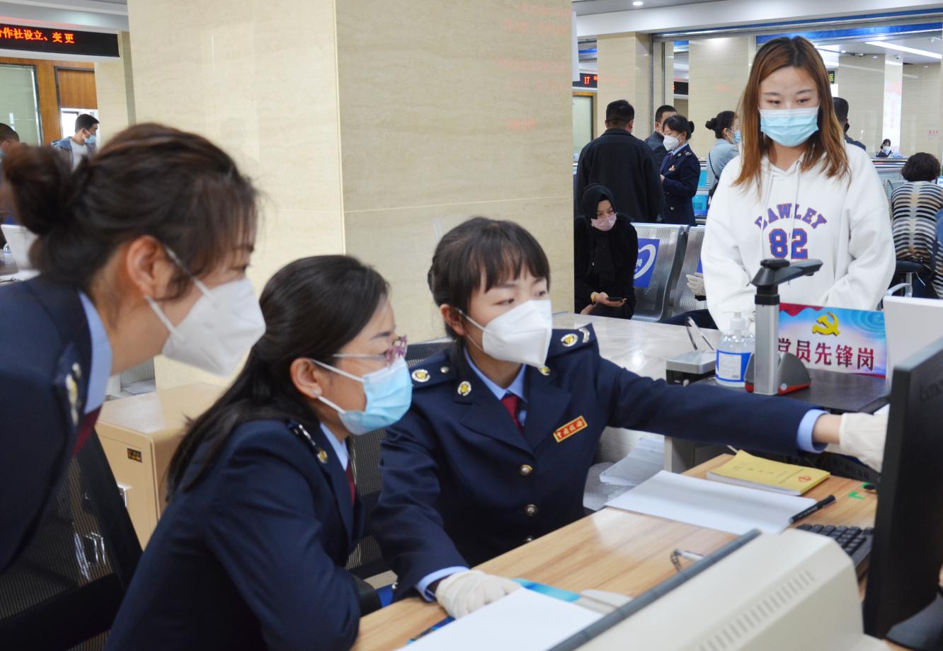 民和縣稅務(wù)局楊玉霞在第一稅務(wù)分局為納稅人退稅。曹苑攝