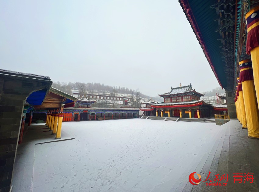 雪落塔爾寺。人民網 甘海瓊攝