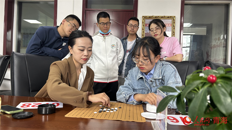 五子棋比賽現(xiàn)場(chǎng)。人民網(wǎng)陳明菊攝