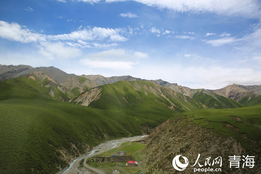 果洛路途美景。人民網(wǎng) 馬可欣攝