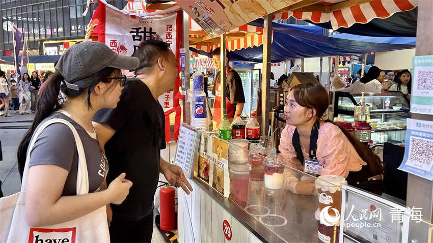 游客打卡青海特色美食。人民網(wǎng) 陳明菊攝