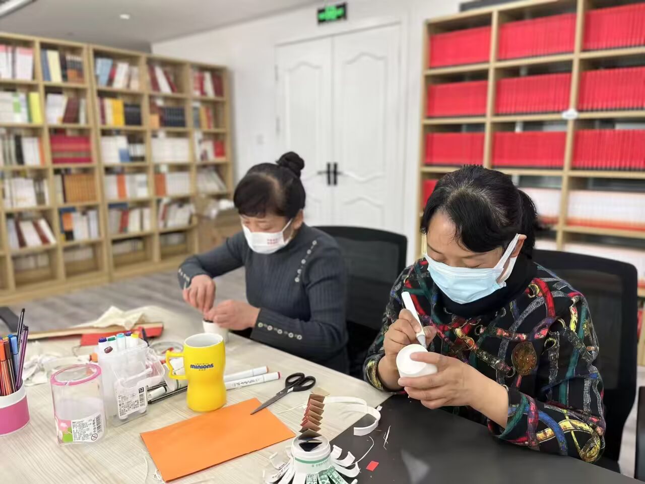 老人們在社區(qū)制作手工打發(fā)時光。城西區(qū)民政局供圖