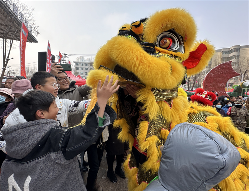 孩子們興奮地觸摸舞獅。李昊攝