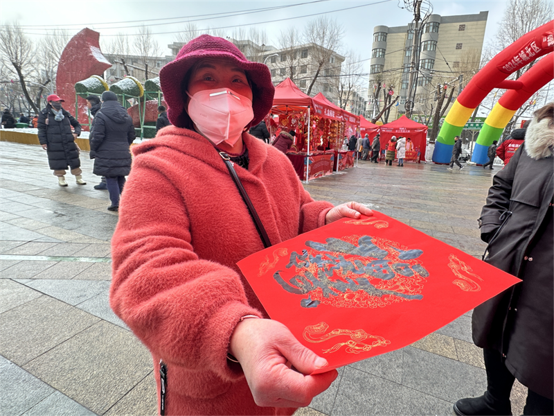 黃女士展示“定制”的創(chuàng)意福字。李昊攝