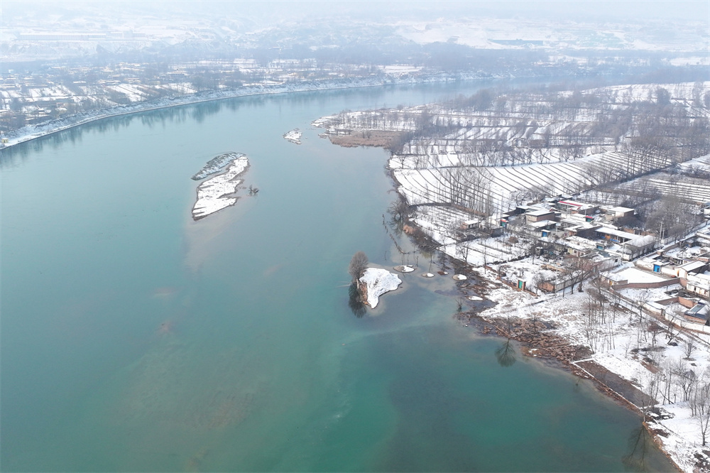 雪落化隆黃河岸畔。李玉峰攝