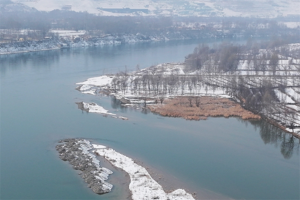 雪落化隆黃河岸畔。李玉峰攝