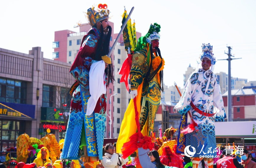 高蹺表演——《桃園結(jié)義》表演團(tuán)隊(duì)：橋頭鎮(zhèn)上廟村。人民網(wǎng) 陳明菊攝