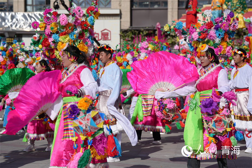 東峽鎮(zhèn)杏花村的《花籃》。人民網(wǎng) 陳明菊攝