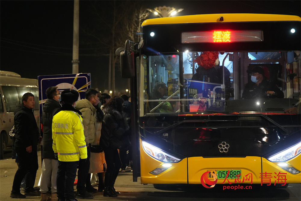 觀展游客乘坐擺渡車。人民網(wǎng)記者 甘海瓊攝