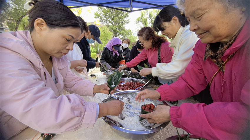 包粽子大賽。城西區(qū)委宣傳部供圖