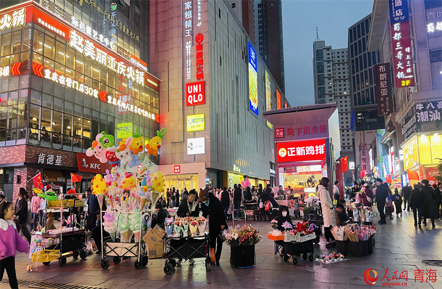 西寧市城西區(qū)力盟商業(yè)步行街內(nèi)節(jié)日氛圍濃厚。人民網(wǎng) 顧斐菲攝