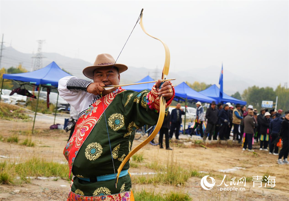 選手弓拉滿月展英姿。人民網(wǎng)記者 張莉萍攝