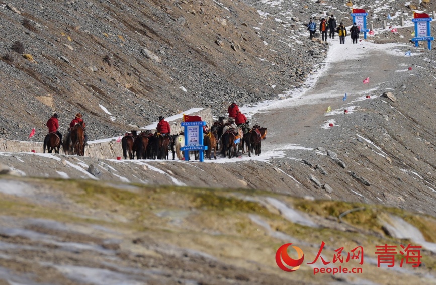 崗什卡雪峰的馬幫。人民網(wǎng)記者 甘海瓊攝